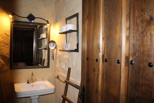 y baño con lavabo y espejo. en Casa Rural de Agroturismo el Vallejo, en Casas del Castañar