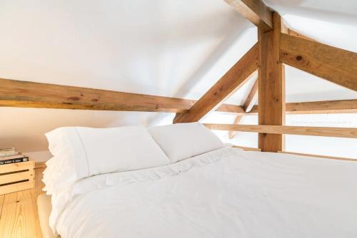 Duplex w AC In Praça República by LovelyStay