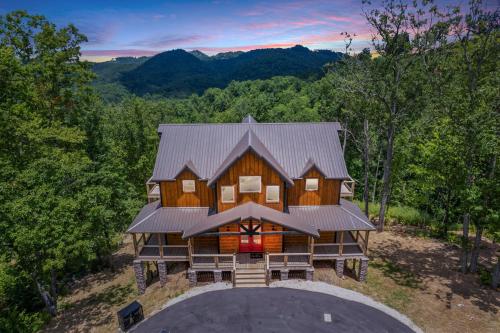 - une vue sur une grande maison en bois située dans les bois dans l'établissement Red Sky Ridge cabin, à Sevierville