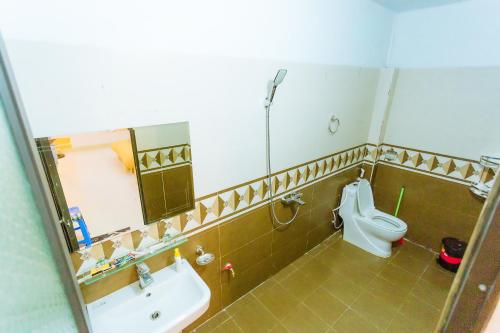 La salle de bains est pourvue d'un lavabo et de toilettes. dans l'établissement Thanh Truc Villa & Flower, à Sa Pa
