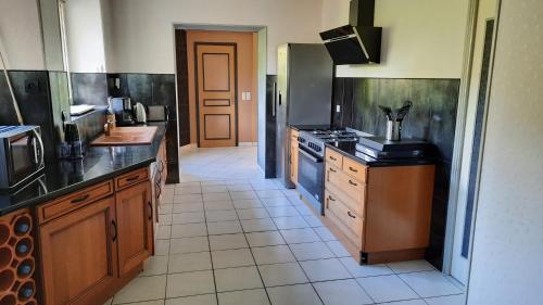 Kuchyňa alebo kuchynka v ubytovaní Villa Excallibur, aux portes de Brocéliande