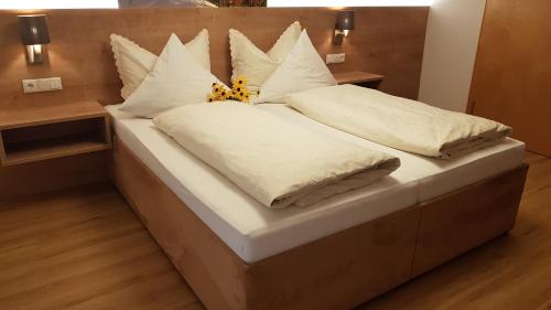 フェンデルスにあるPension Burgschroffenの大型ベッド(白いシーツ、枕付)