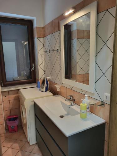 La salle de bains est pourvue d'un lavabo et d'un miroir. dans l'établissement La casa di Ilenia e Alessia, à Piana di Caiazzo
