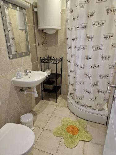 baño con lavabo y cortina de ducha en Apartment Niko, en Vir