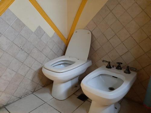 y baño con aseo y bidet. en Cuartos en el segundo piso de casa de artista en Flores en Buenos Aires