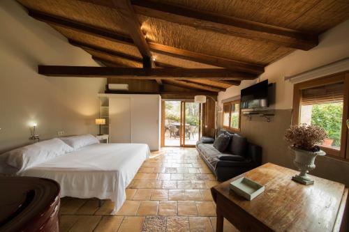 1 dormitorio con 1 cama y sala de estar en The calm house, en Santa Cristina d'Aro