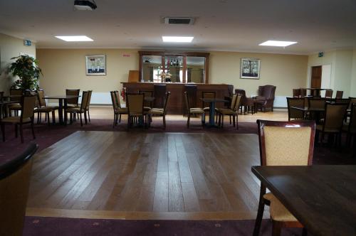 Un restaurante u otro lugar para comer en Jacksons Restaurant and Accommodation