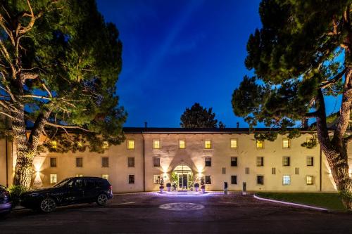 a building with a car parked in front of it at Hotel Villa I Pini in Malo