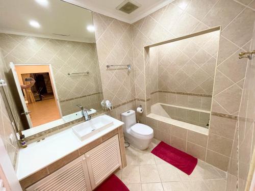 een badkamer met een wastafel, een bad en een toilet bij View Talay Villas, luxury private pool villa, 500m from Jomtien beach - 37 in Jomtien Beach