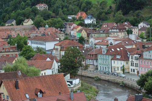 a view of a town with a river and buildings at Gasthof Klosterkeller in Kronach