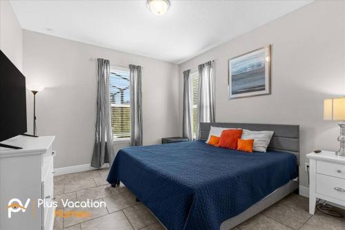 1 dormitorio con 1 cama con sábanas azules y almohadas de color naranja en 4159 -Private Pool&Spa at Resort-slides, en Davenport