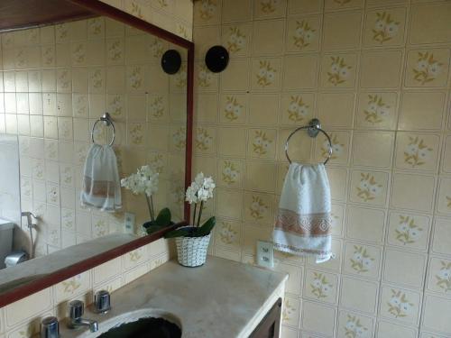 a bathroom with a sink and a mirror at GO Hotelaria in Búzios