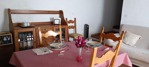 a dining room table with a red and white table cloth at Acogedora casa de pueblo con piscina in Fuenteheridos