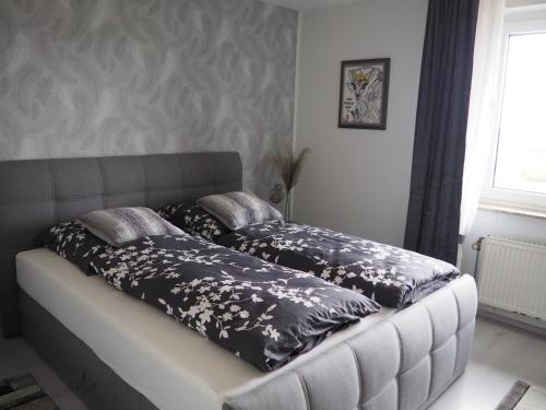 una camera con 2 letti con cuscini bianchi e neri di Panoramalounge a Porta Westfalica