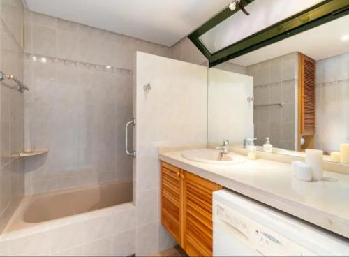 une salle de bain avec une baignoire, un lavabo et une douche dans l'établissement Pueblo Jardín charming Andalusian complex, à Benalmádena