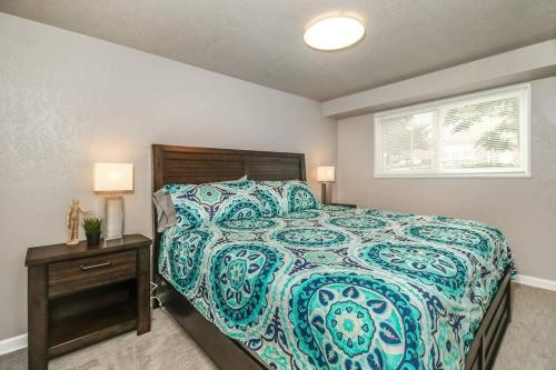 1 dormitorio con 1 cama y mesita de noche con 2 lámparas en HOLLY FIRST FLOOR 2 King Beds, en Kansas City