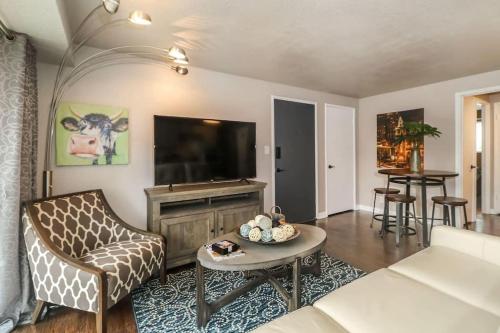 a living room with a couch and a tv at HOLLY SECOND FLOOR 2 King Beds in Kansas City