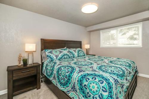 1 dormitorio con 1 cama y mesita de noche con 2 lámparas en HOLLY SECOND FLOOR 2 King Beds en Kansas City