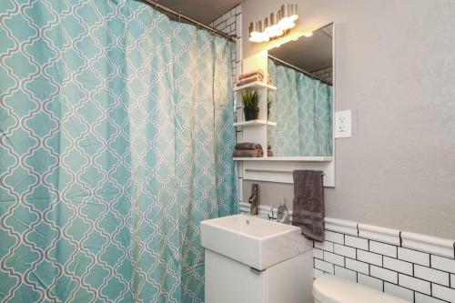 uma casa de banho com um lavatório e um chuveiro em HOLLY SECOND FLOOR 2 King Beds em Kansas City