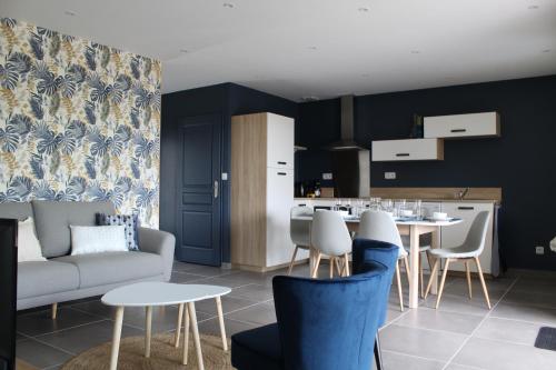 eine Küche und ein Wohnzimmer mit Tisch und Stühlen in der Unterkunft Gîte Lou, Gîte famille et bien être avec jacuzzi in Fontenay-le-Comte