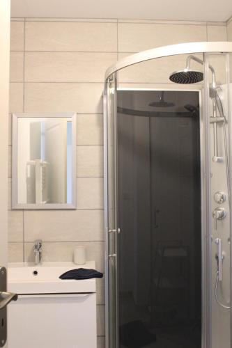 Kúpeľňa v ubytovaní Gîte Lou, Gîte famille et bien être avec jacuzzi