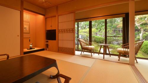 TV a/nebo společenská místnost v ubytování Japanese Ryokan Seryo