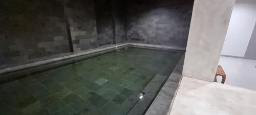 Apt Vasanta Innopark Studio 54R4 Tema Modern dgn Kolam Renang, Onsen, Disney Hotstar dan Netflix