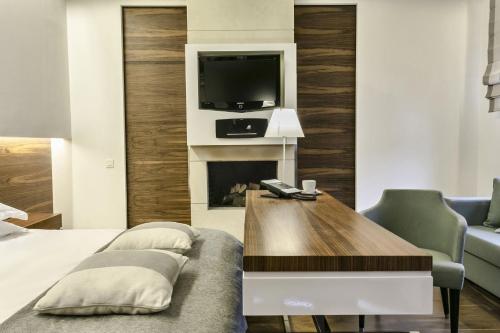 TV a/nebo společenská místnost v ubytování 12 Months Resort & Spa