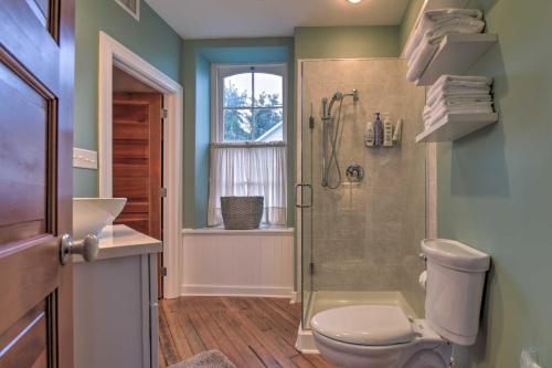 y baño con ducha, aseo y lavamanos. en Cozy Wrightsville Cottage with Private Hot Tub!, en Wrightsville