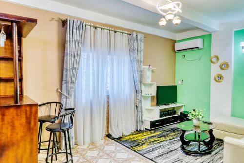 Televisyen dan/atau pusat hiburan di Beautiful- 1 Bedroom Apartment - Parking on site