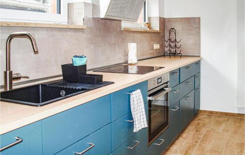 Dapur atau dapur kecil di Gorgeous Home In Neubrandenburg