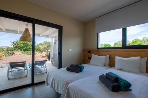Postel nebo postele na pokoji v ubytování North Shore Villas Lajares, VILLA ALEGRE 30A