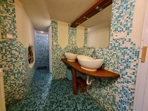 y baño con 2 lavabos y ducha. en Ubytovanie Klinger - chata nad jazerom, en Banská Štiavnica
