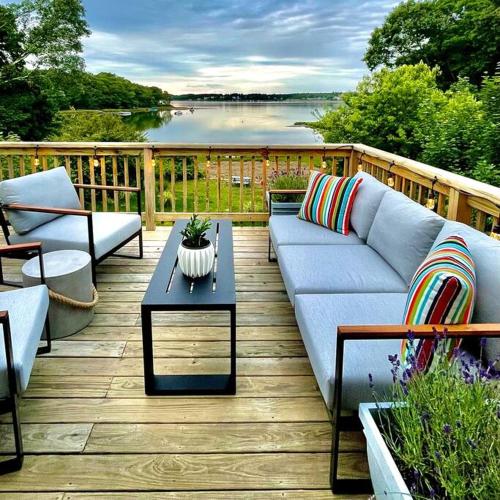 Ein Balkon oder eine Terrasse in der Unterkunft Fabulous waterfront home in Buzzards Bay/Cape Cod - The Buttermilk Bungalow