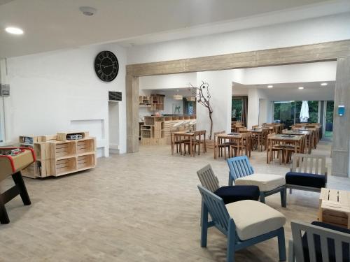 uma sala com mesas e cadeiras e uma sala de jantar em Village Bord de Ciel em Caylus
