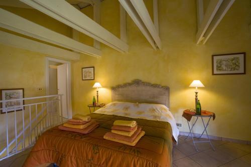 1 dormitorio con 1 cama con toallas en Tenuta Tenaglia en Serralunga di Crea