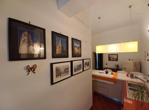 uma sala de estar com quadros na parede em Interno10 em Bari