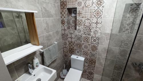 łazienka z toaletą i umywalką w obiekcie Private old stone building in the center of Bodrum 1plus1 w Bodrum