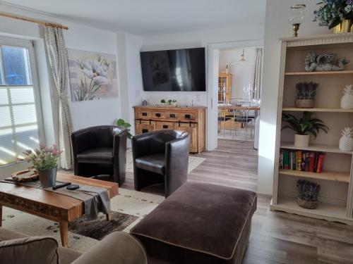 Posezení v ubytování Wohlfühl-Appartement Bergsee FAMILY - am Wildsee - SUP und Schlitten for free