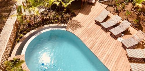 an overhead view of a swimming pool with chairs at Hôtel Iloma in Sainte-Luce