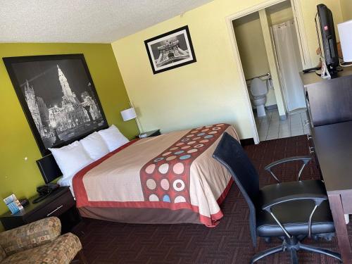 een hotelkamer met een bed en een televisie bij ROYAL INN in Bellmawr