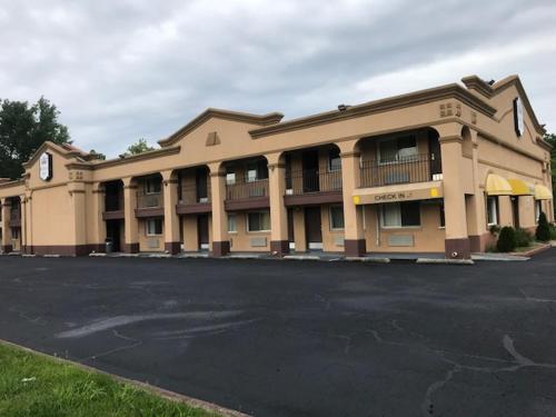 un grande edificio sul lato di una strada di ROYAL INN a Bellmawr