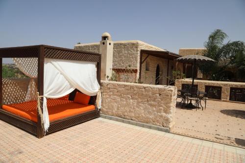 a gazebo on a patio next to a house at Jolies chambres d'hôte au Riad Dharma in Essaouira