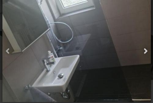 Un baño de Schönes neuwertiges 3 Zimmer Apartment - zentral