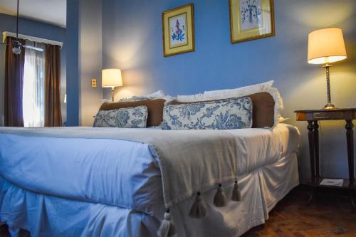 1 dormitorio azul con 1 cama con paredes azules en Estancia Turística San Pedro de Timote, en Reboledo