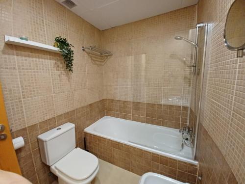 y baño con bañera, aseo y lavamanos. en For You Rentals Infantas Gran Via INF2E, en Madrid