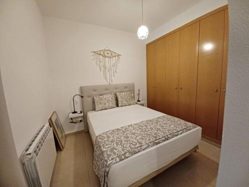 A bed or beds in a room at For You Rentals TEMPORAL Infantas Gran Via INF2E