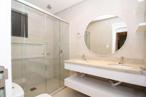 Bilik mandi di Adra 304 - Apartamento no centro de Bombinhas - Rooftop com piscina e academia - À poucos metros da praia - (Consultar serviços de roupas de cama e banho)
