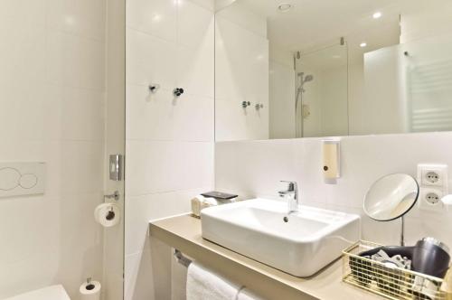 Bilik mandi di elaya hotel munich city