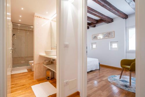 bagno con letto e lavandino in camera di Ca' Laura - San Marco Canal View a Venezia